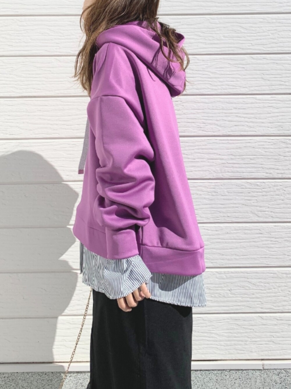 ブラック系のショルダーバッグ、ホワイト系のスニーカー、ブラック系のスカートを着用したレディースの秋コーディネートの5枚目の写真