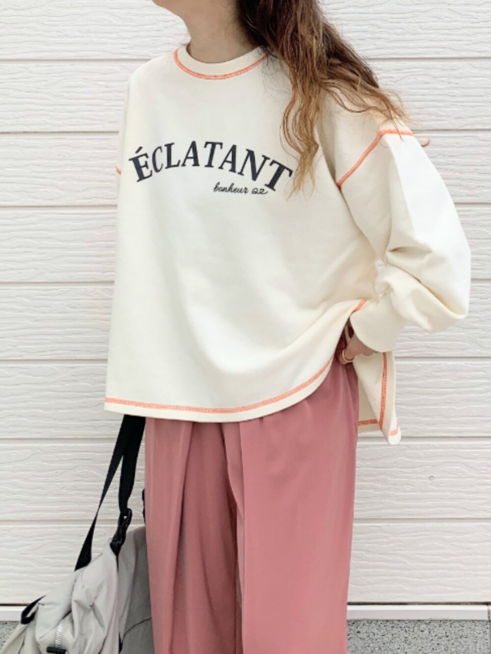 ホワイト系のスニーカー、グレー系のボストンバッグ、ホワイト系のスウェットを着用したレディースの秋コーディネートの3枚目の写真