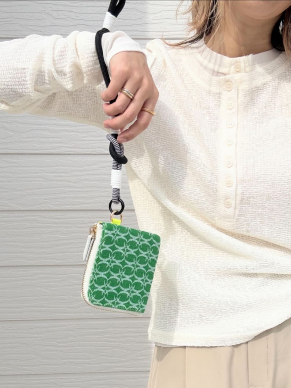 ベージュ系のその他パンツ、ホワイト系のTシャツ/カットソー、イエロー系のサンダルを着用したレディースの冬コーディネートの5枚目の写真