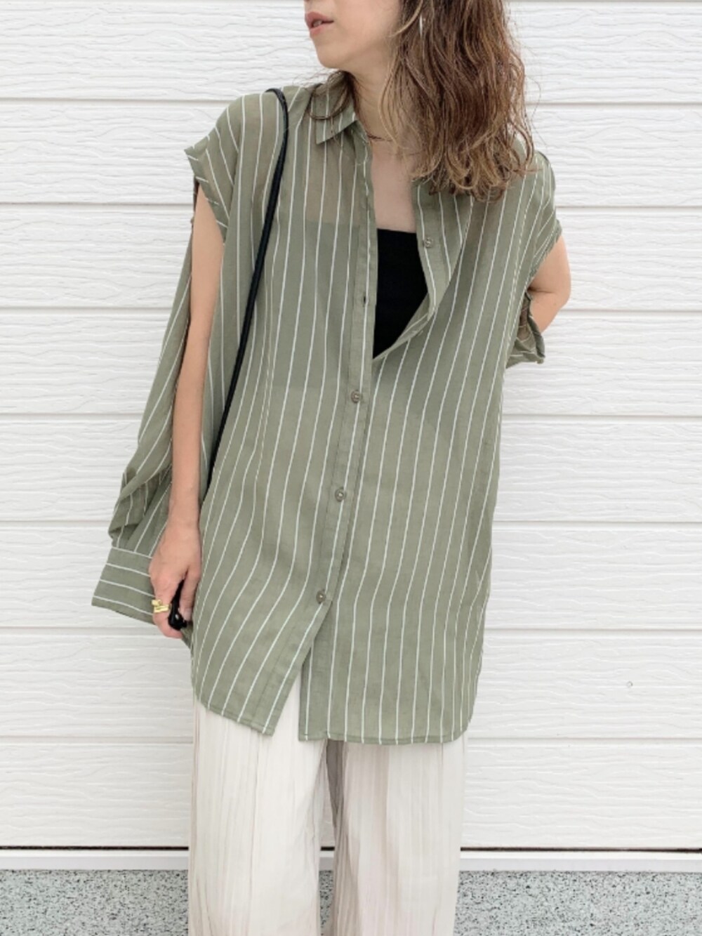 イエロー系のサンダル、ベージュ系のその他パンツ、グリーン系のシャツ/ブラウスを着用したレディースの夏コーディネートの5枚目の写真