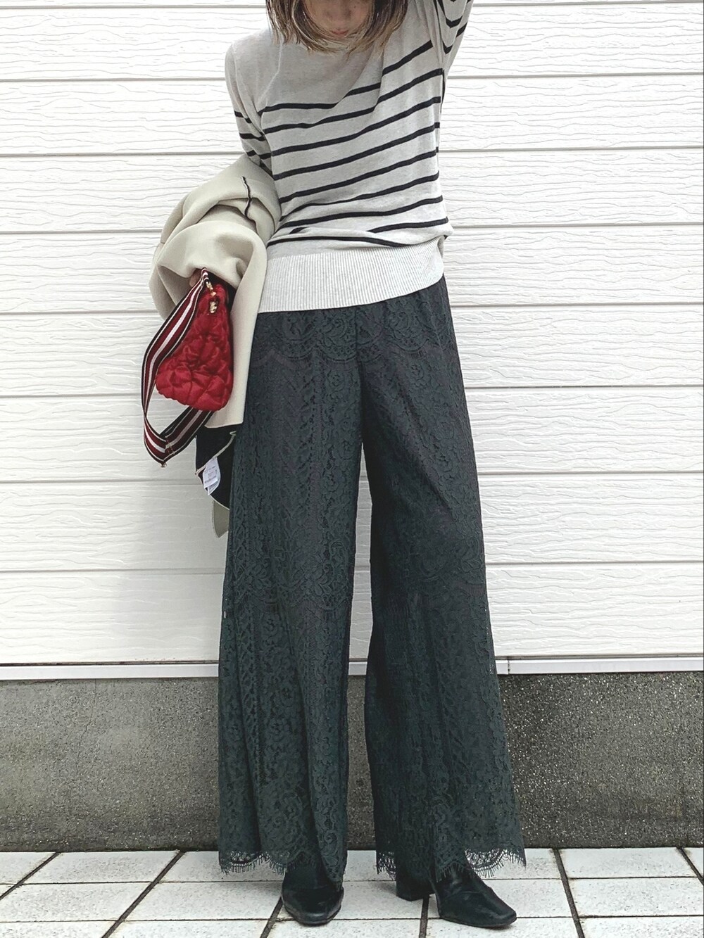 ホワイト系のニット/セーター、レッド系のショルダーバッグ、グレー系のその他パンツを着用したレディースの秋コーディネートの2枚目の写真