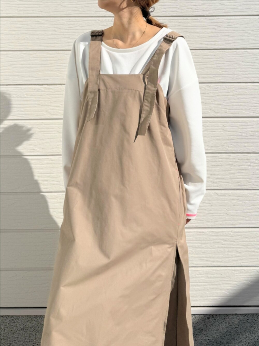 ブラウン系のサンダル、ホワイト系のTシャツ/カットソー、ベージュ系のワンピースを着用したレディースの冬コーディネートの4枚目の写真