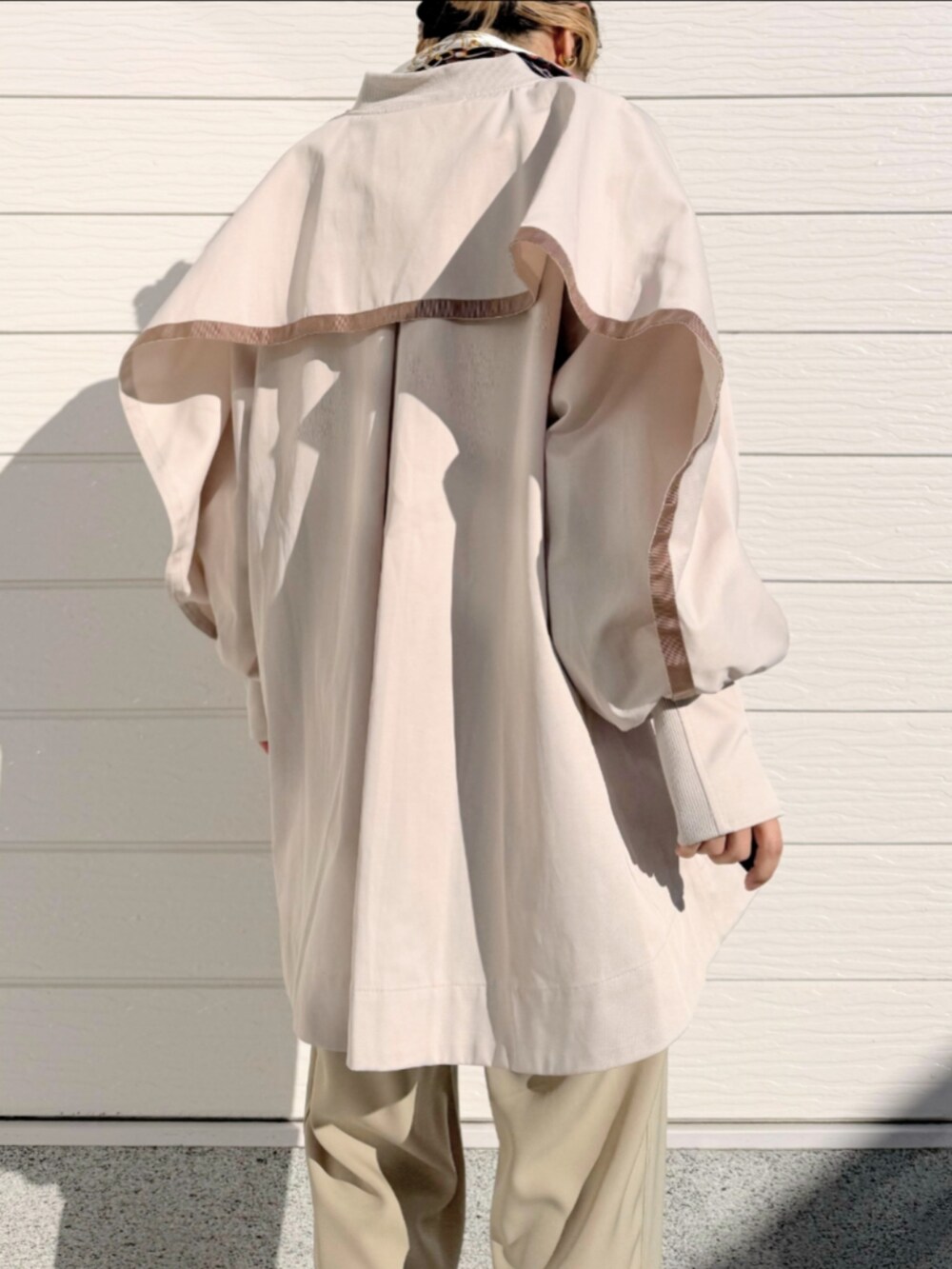 ベージュ系のその他パンツ、ベージュ系のシャツ/ブラウス、ベージュ系のブルゾンを着用したレディースの冬コーディネートの4枚目の写真