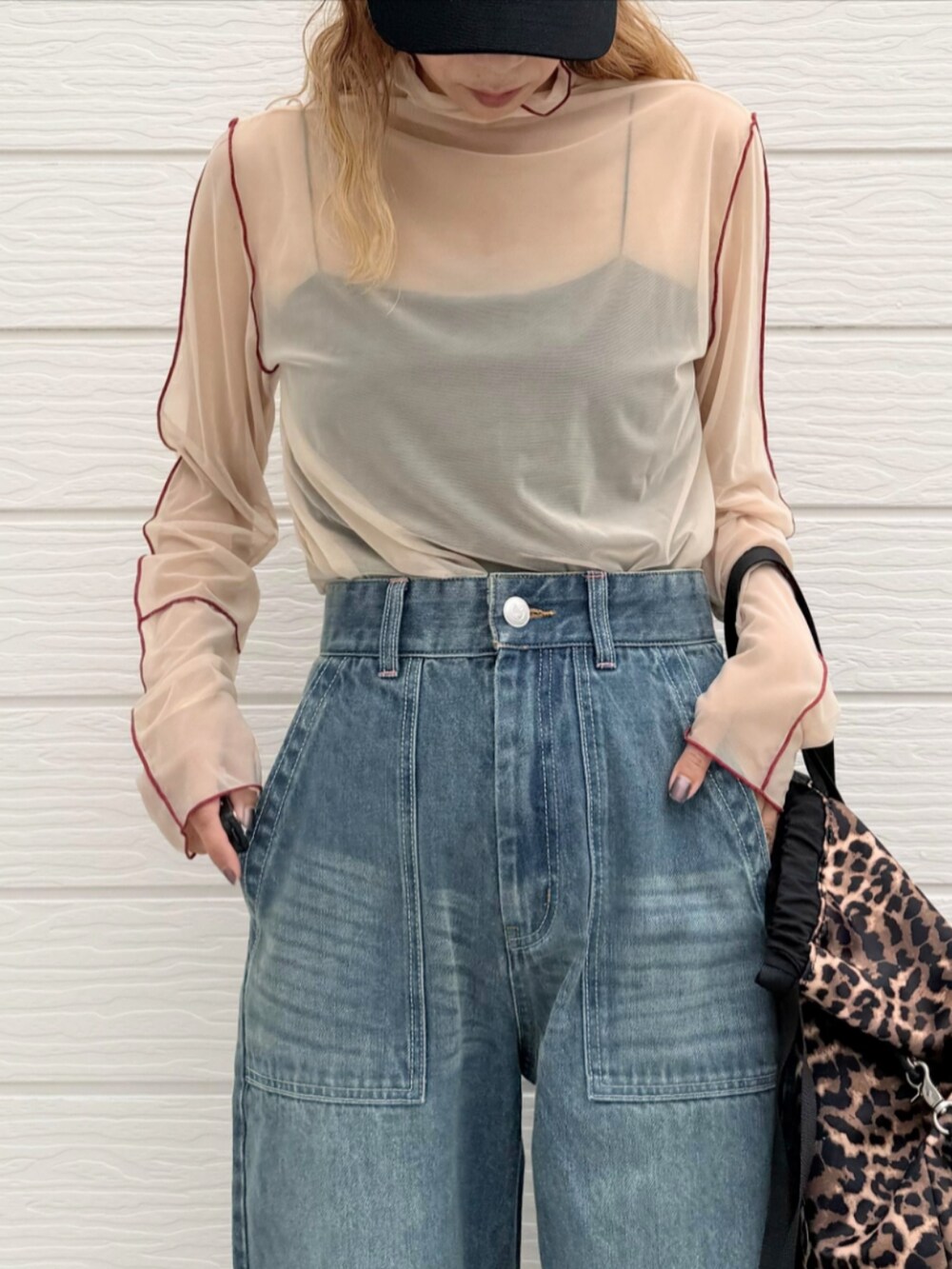 ベージュ系のTシャツ/カットソー、その他のトートバッグ、ブルー系のデニムパンツを着用したレディースの秋コーディネートの4枚目の写真