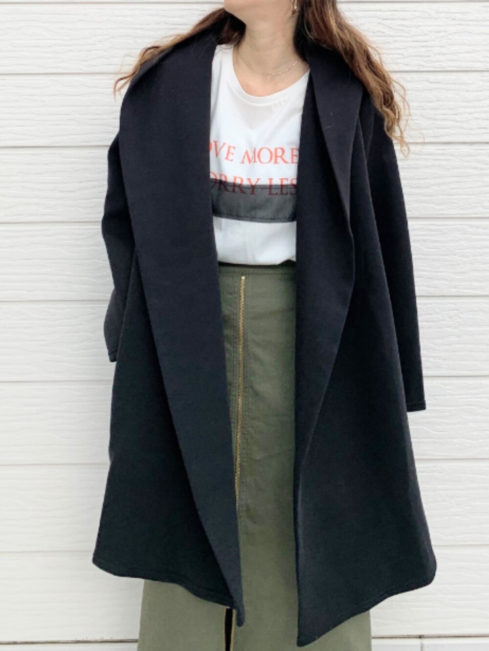 ホワイト系のTシャツ/カットソー、グリーン系のスカート、ブラック系のパーカーを着用したレディースの秋コーディネートの4枚目の写真