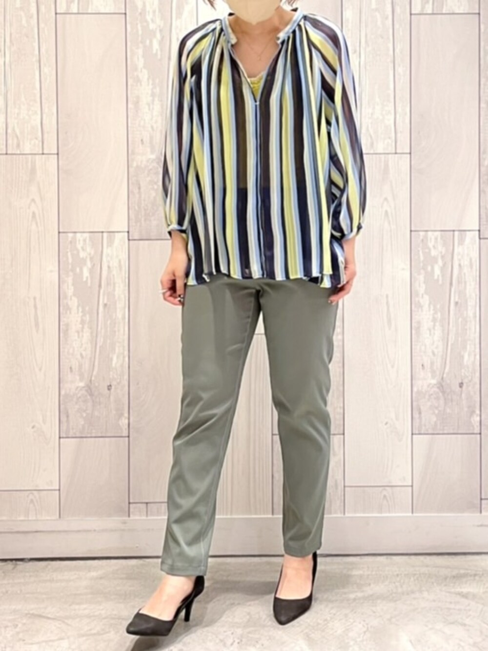 グリーン系のその他パンツ、グレー系のベスト、ブルー系のシャツ/ブラウスを着用したレディースの秋コーディネートの3枚目の写真