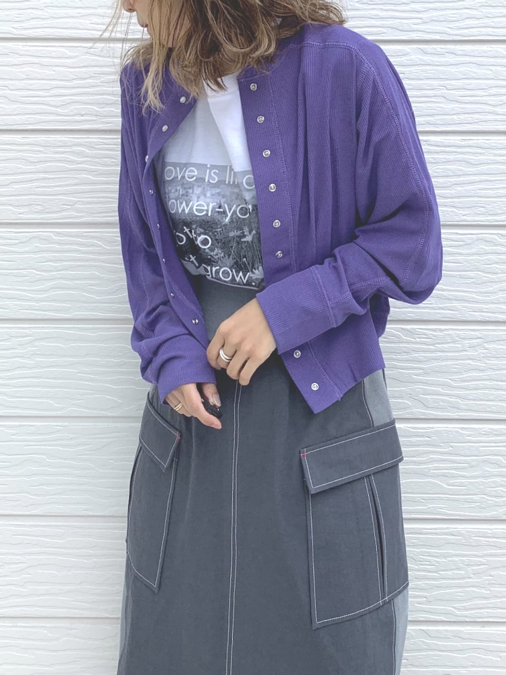 ブラック系のサンダル、ホワイト系のTシャツ/カットソー、グレー系のスカートを着用したレディースの春コーディネートの3枚目の写真