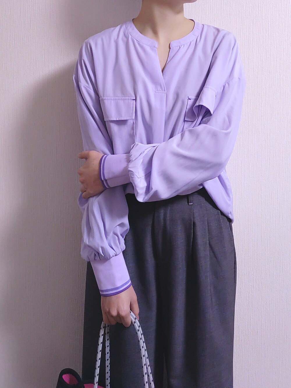 ブルー系のトートバッグ、グレー系のその他パンツ、パープル系のシャツ/ブラウスを着用したレディースの冬コーディネートの3枚目の写真