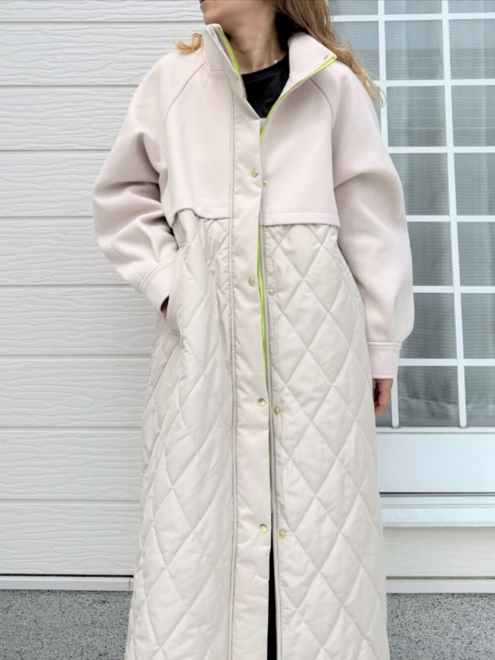 ブラック系のスカート、グレー系のTシャツ/カットソー、ベージュ系のその他アウターを着用したレディースの秋コーディネートの4枚目の写真