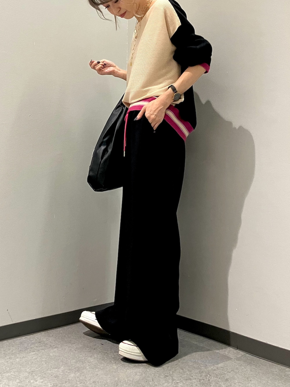 ブラック系のその他パンツ、ブラック系のニット/セーターを着用したレディースの秋コーディネートの4枚目の写真