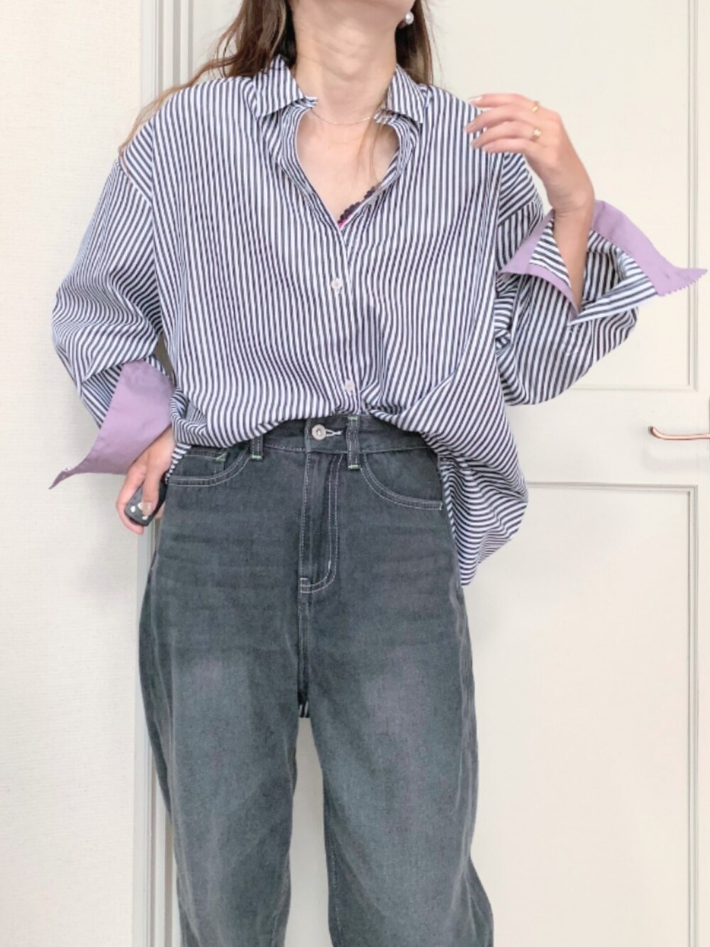 グレー系のデニムパンツ、ブラック系のシャツ/ブラウスを着用したレディースの夏コーディネートの4枚目の写真