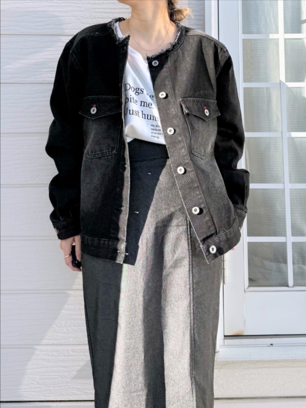 シルバー系のスニーカー、ホワイト系のTシャツ/カットソー、グレー系のスカートを着用したレディースの冬コーディネートの3枚目の写真