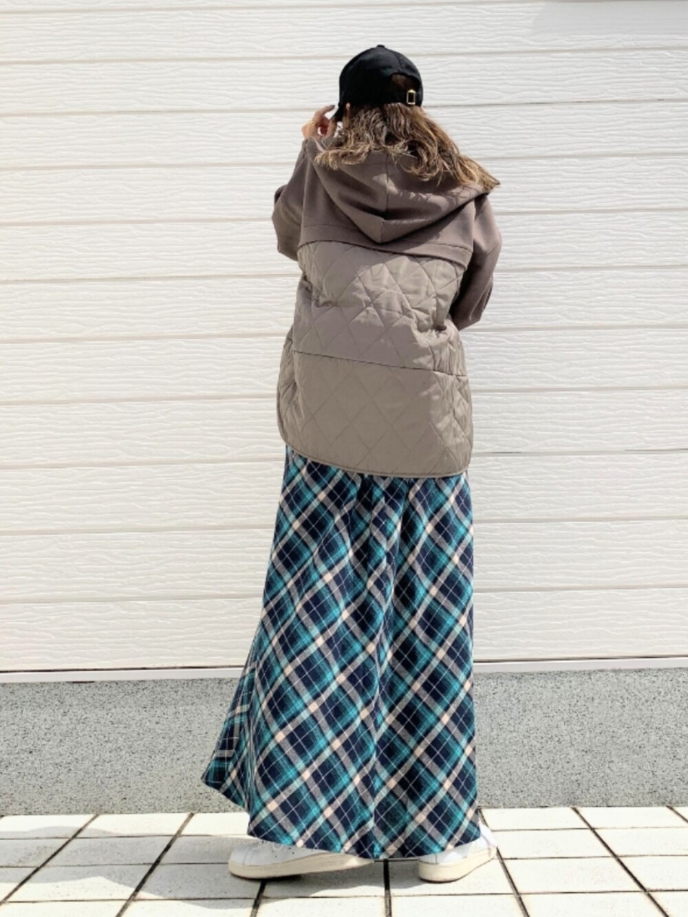 ホワイト系のスニーカー、ベージュ系のパーカー、ブルー系のスカートを着用したレディースの秋コーディネートの3枚目の写真