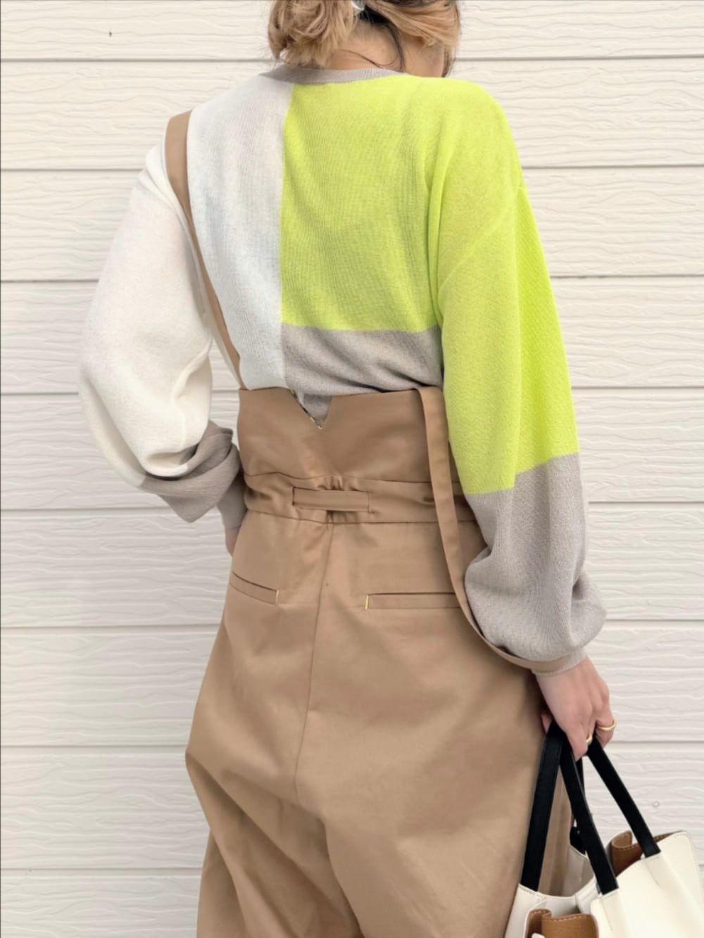 ホワイト系のトートバッグ、ベージュ系のその他パンツ、グレー系のニット/セーターを着用したレディースの冬コーディネートの4枚目の写真