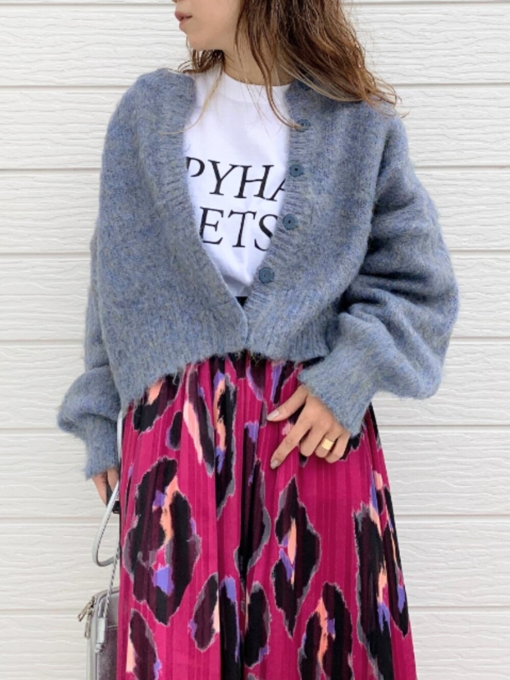 ホワイト系のTシャツ/カットソー、ピンク系のスカート、シルバー系のショルダーバッグを着用したレディースの秋コーディネートの4枚目の写真