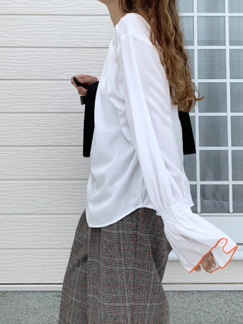 ホワイト系のシャツ/ブラウス、ブラック系のスラックスを着用したレディースの秋コーディネートの4枚目の写真