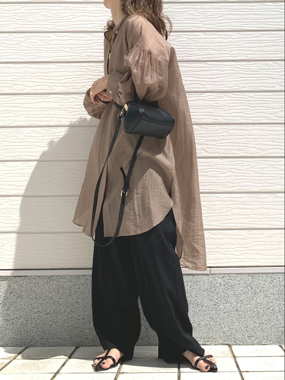 ブラック系のその他パンツ、イエロー系のシャツ/ブラウス、ブラック系のショルダーバッグを着用したレディースの春コーディネートの2枚目の写真