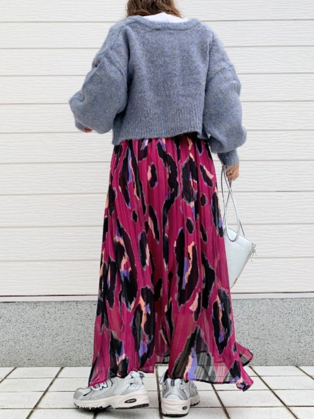 ホワイト系のTシャツ/カットソー、ピンク系のスカート、シルバー系のショルダーバッグを着用したレディースの秋コーディネートの3枚目の写真