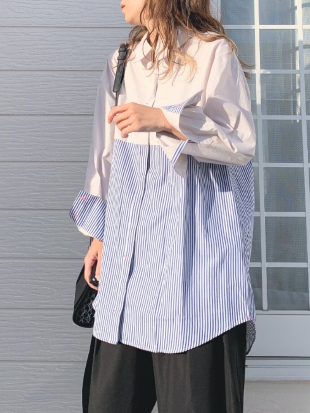 ブラック系のショルダーバッグ、ブラック系のその他パンツ、グレー系のシャツ/ブラウスを着用したレディースの冬コーディネートの3枚目の写真