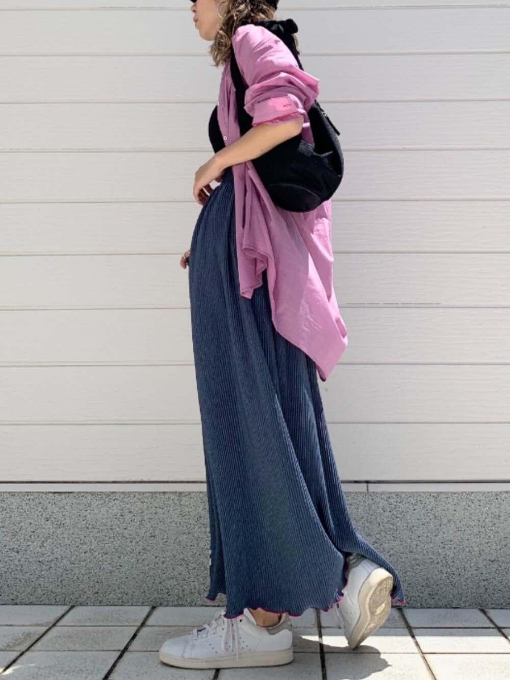 パープル系のシャツ/ブラウス、ブラック系のショルダーバッグ、ブラック系のキャミソールを着用したレディースの春コーディネートの2枚目の写真