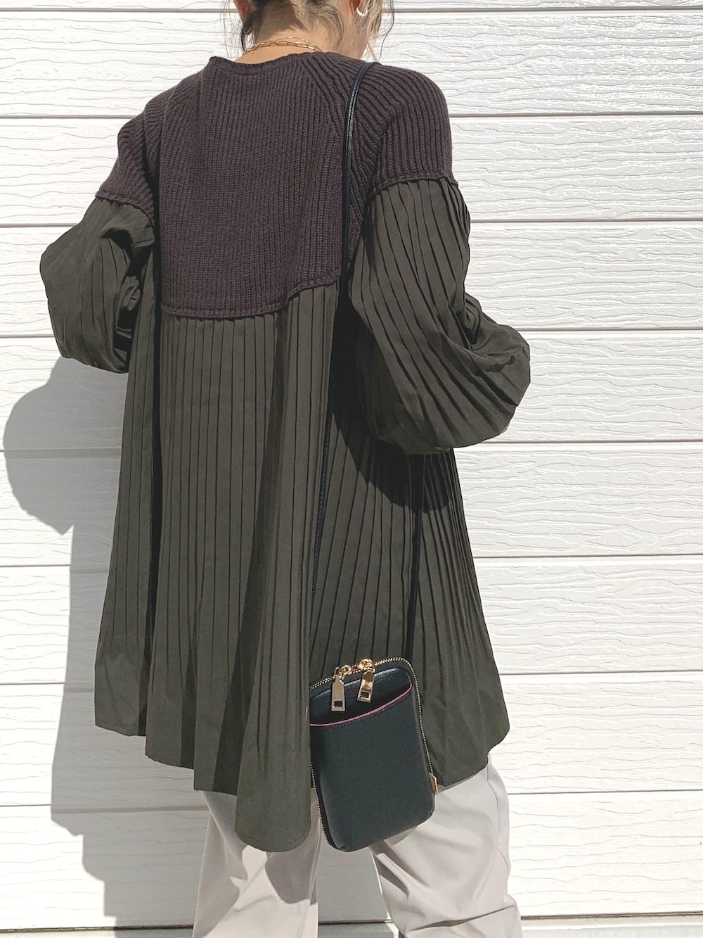 ホワイト系のその他パンツ、ブラック系のローファー、グレー系のニット/セーターを着用したレディースの秋コーディネートの3枚目の写真