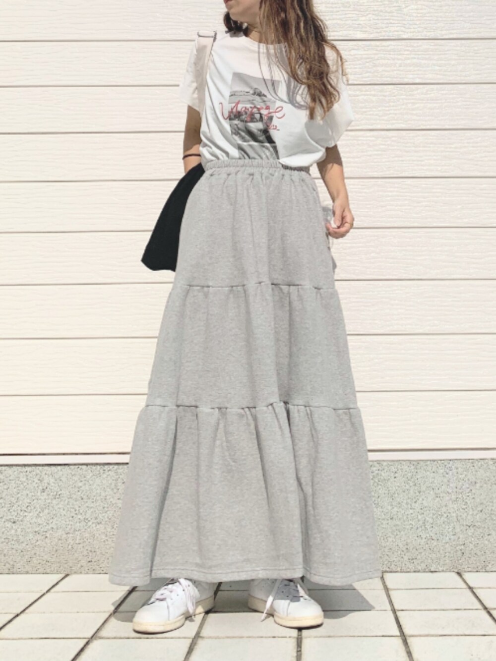 ホワイト系のTシャツ/カットソー、ホワイト系のスニーカー、ホワイト系のバックパック/リュックを着用したレディースの夏コーディネートの3枚目の写真