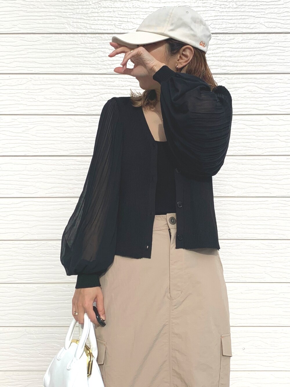 ブラック系のサンダル、ベージュ系のスカート、ブラック系のカーディガン/ボレロを着用したレディースの春コーディネートの3枚目の写真