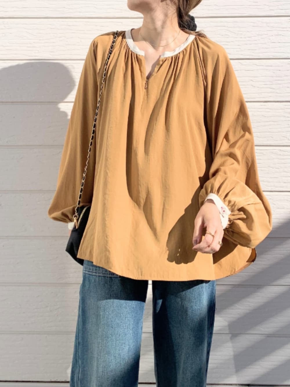 ブルー系のデニムパンツ、ブラウン系のシャツ/ブラウスを着用したレディースの冬コーディネートの4枚目の写真