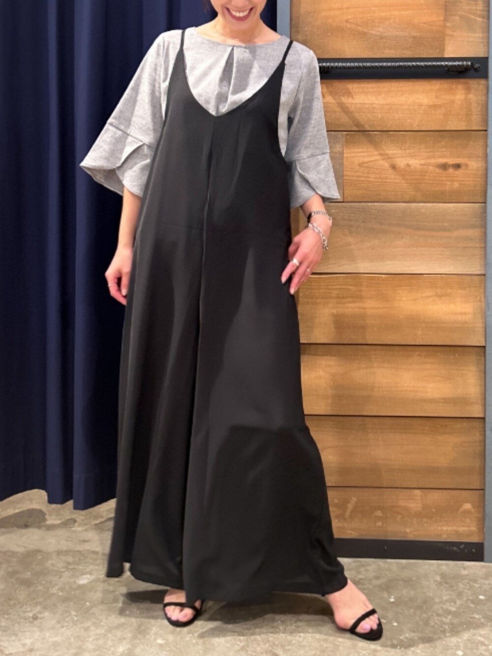 グレー系のシャツ/ブラウス、ブラック系のサロペット/オーバーオールを着用したレディースの春コーディネートの3枚目の写真
