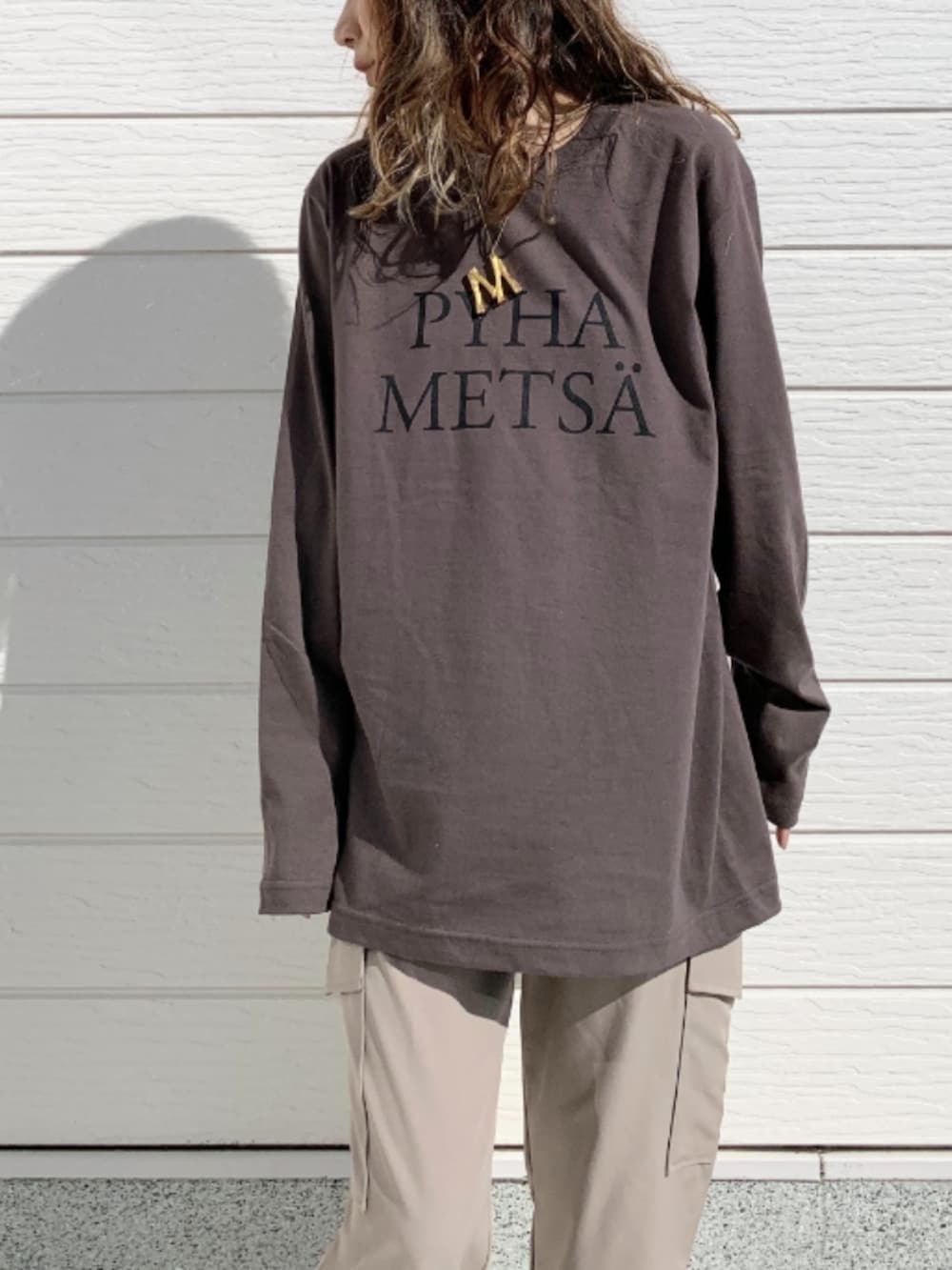 ベージュ系のカーゴパンツ、シルバー系のショルダーバッグ、グレー系のカーディガン/ボレロを着用したレディースの秋コーディネートの4枚目の写真