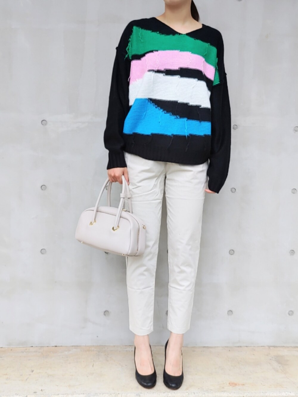 ホワイト系のその他パンツ、ホワイト系のボストンバッグ、ブラック系のニット/セーターを着用したレディースの秋コーディネートの2枚目の写真