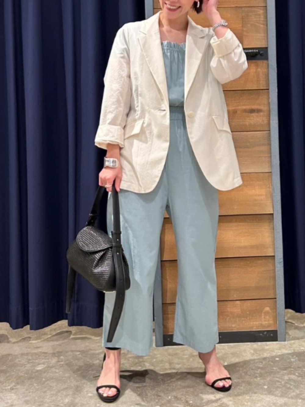 ブラック系のショルダーバッグ、ブルー系のつなぎ/オールインワンを着用したレディースの春コーディネートの3枚目の写真