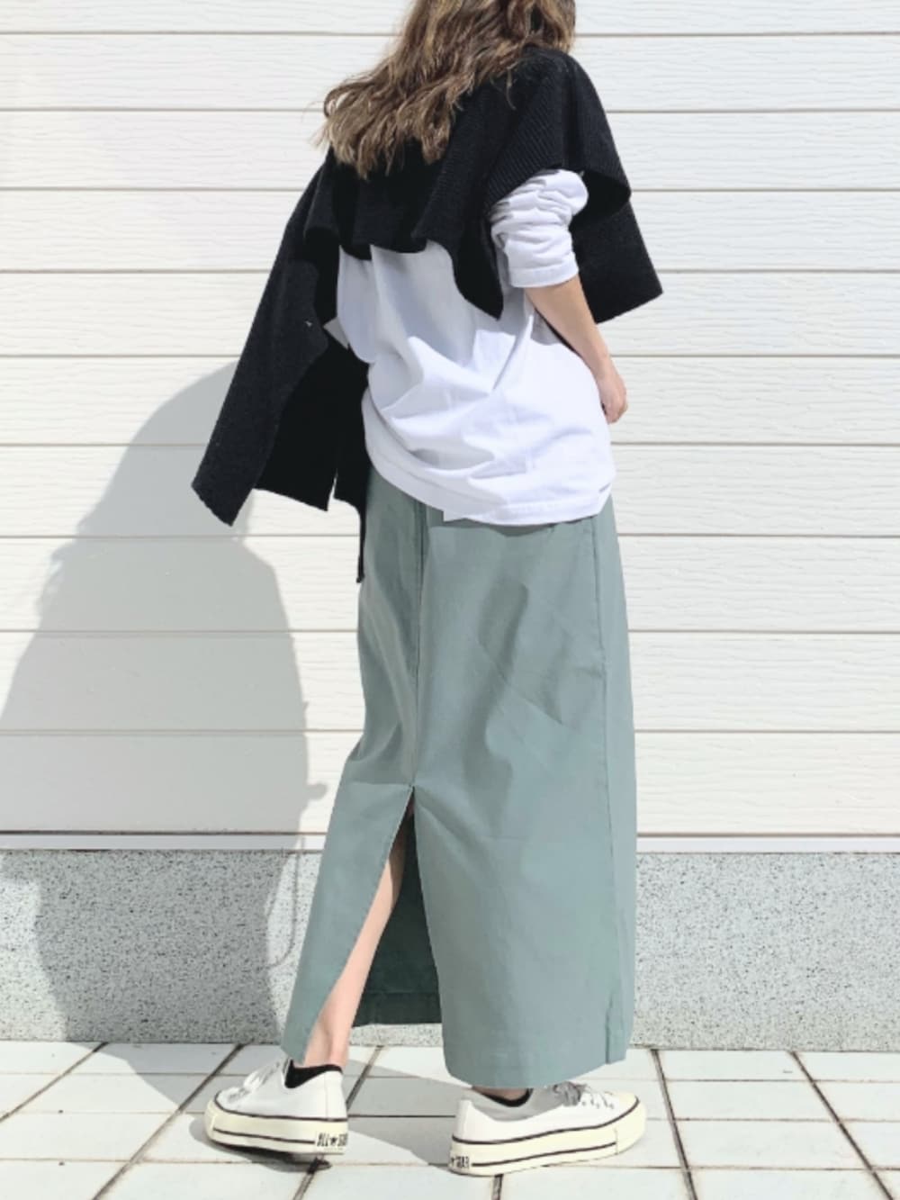 ホワイト系のTシャツ/カットソー、ホワイト系のスニーカー、グリーン系のスカートを着用したレディースの春コーディネートの3枚目の写真