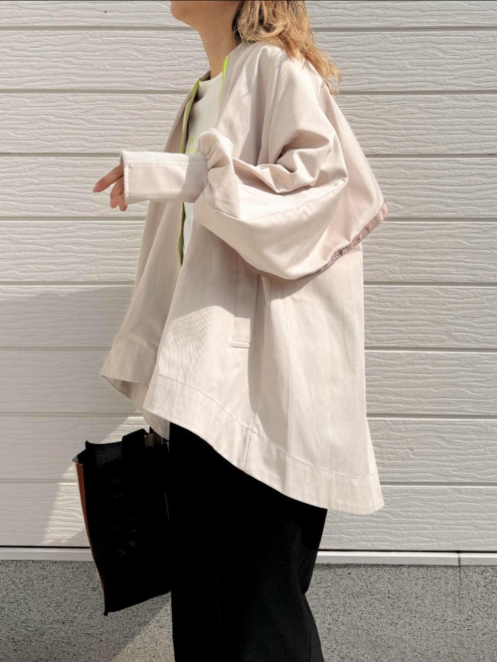 ブラック系のトートバッグ、ブラック系のサンダル、ブラック系のスカートを着用したレディースの冬コーディネートの4枚目の写真