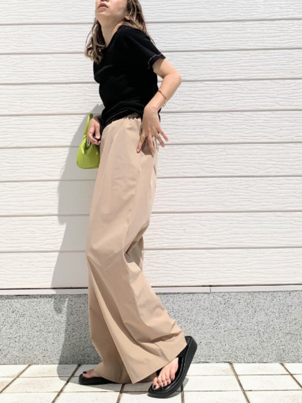 「ワイドパンツ、タックイン、トングサンダル、ベーシックTシャツ、シンプル、差し色、がま口バッグ、ミニバッグ、春夏コーデ、カラーバッグ」｜「Qのがま口ショルダーバッグ（ショルダーバッグ、グリーン系）」を使った、Q♥Officialさん（レディース・155cm）の春コーディネートの2枚目の写真