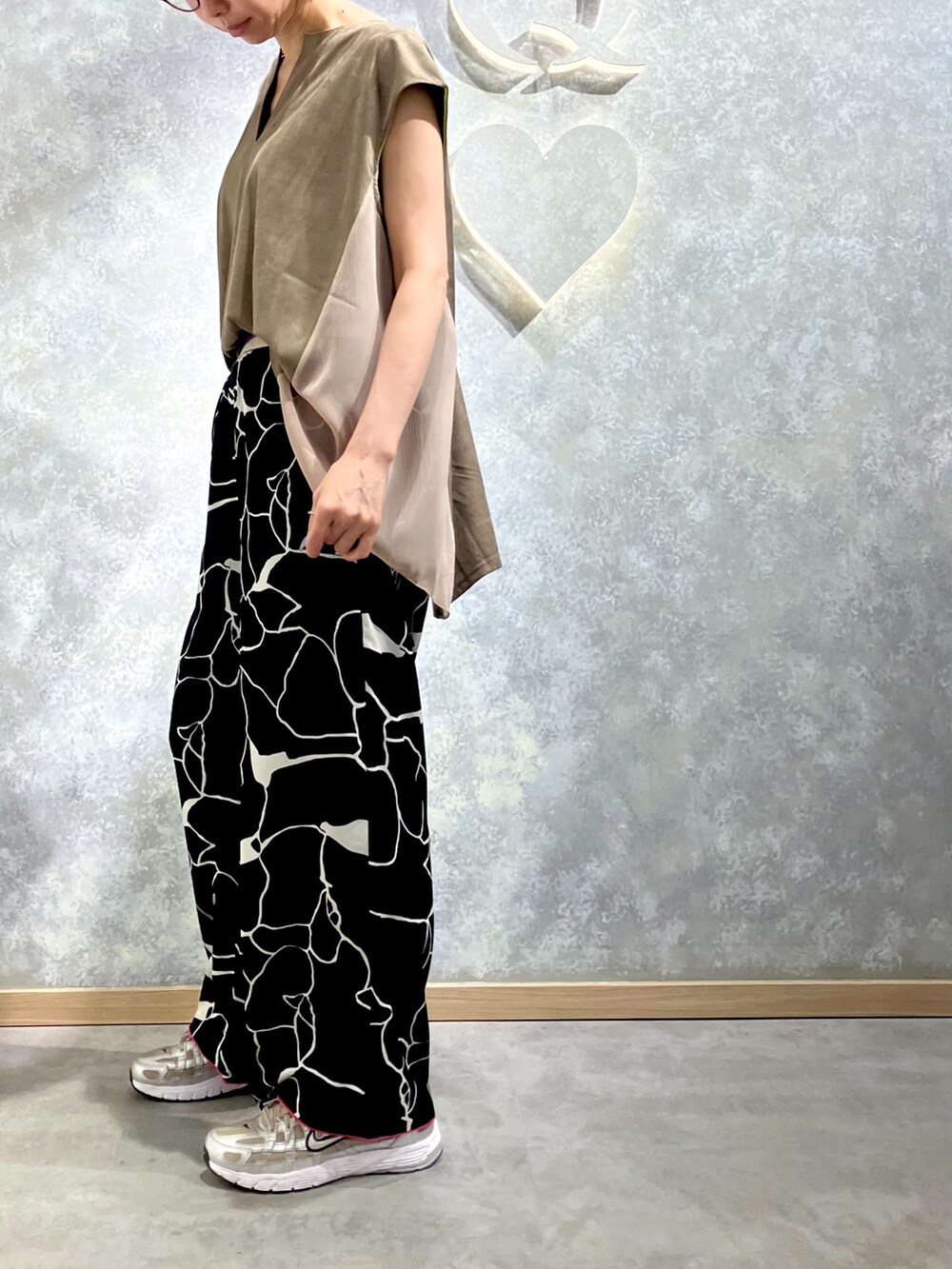 ブラック系のその他パンツ、グリーン系のTシャツ/カットソーを着用したレディースの秋コーディネートの3枚目の写真