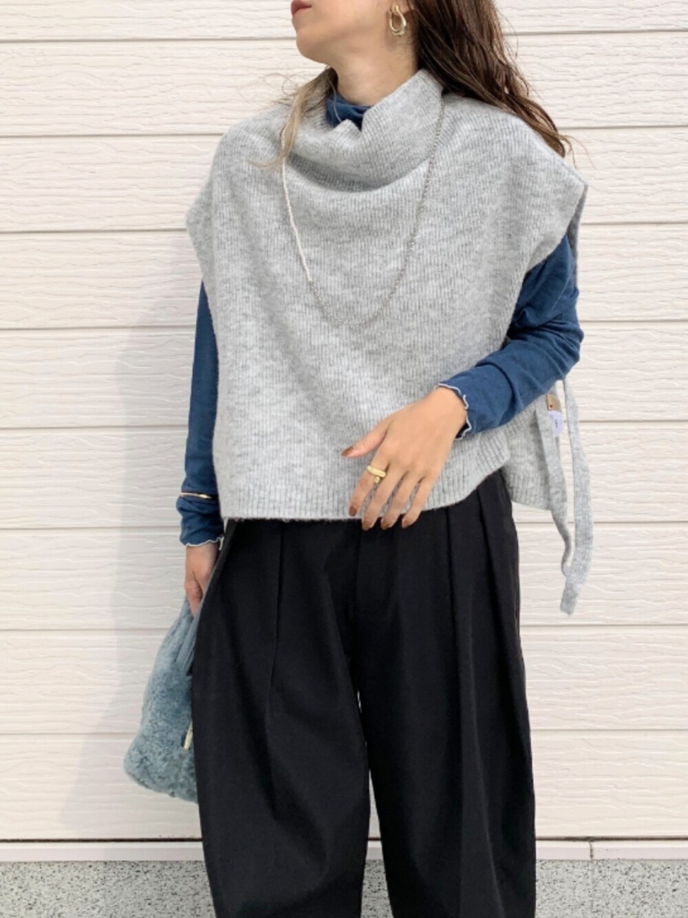 ブラック系のその他パンツ、シルバー系のスニーカー、グレー系のベストを着用したレディースの秋コーディネートの4枚目の写真