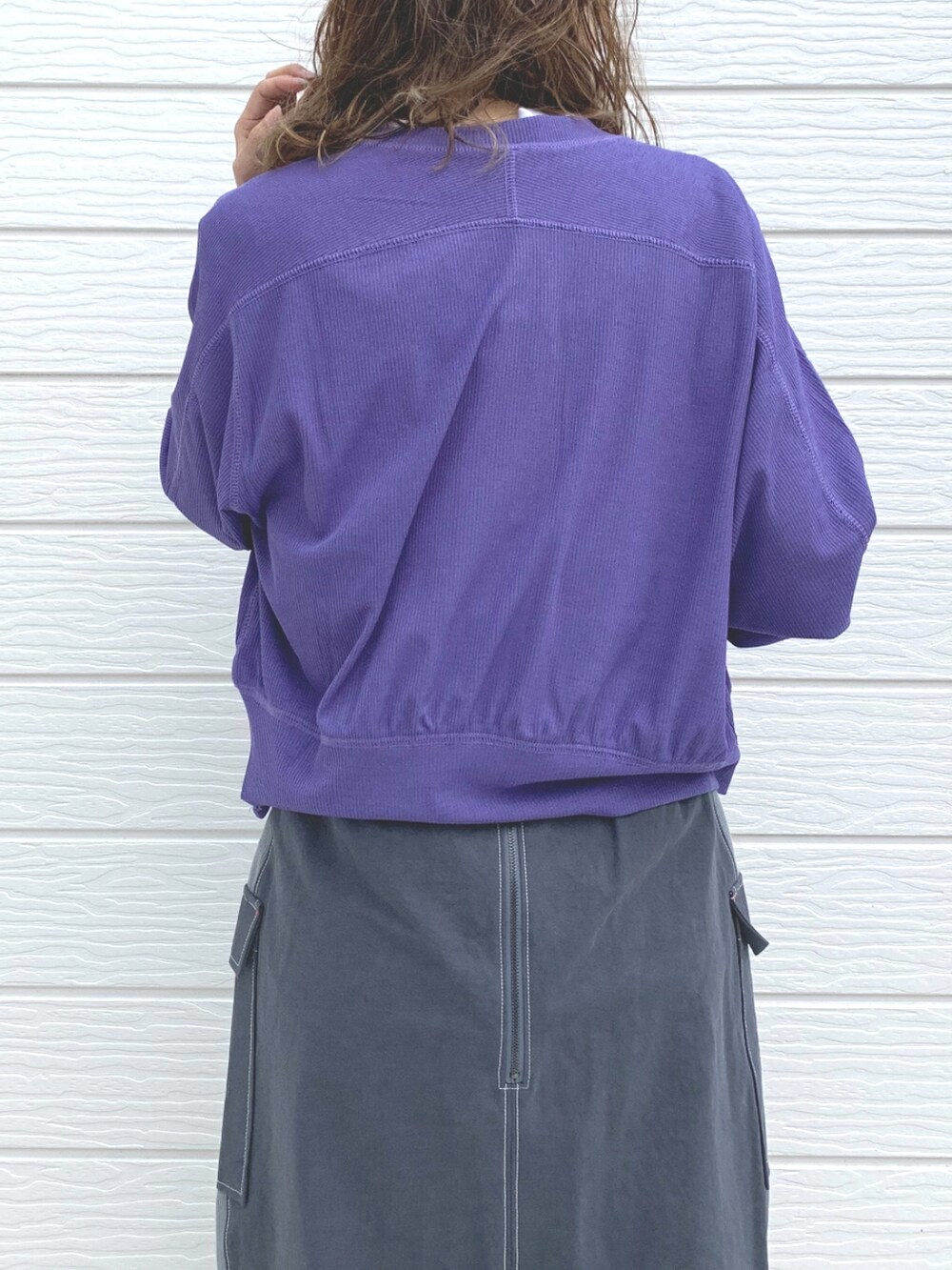 ブラック系のサンダル、ホワイト系のTシャツ/カットソー、グレー系のスカートを着用したレディースの春コーディネートの4枚目の写真