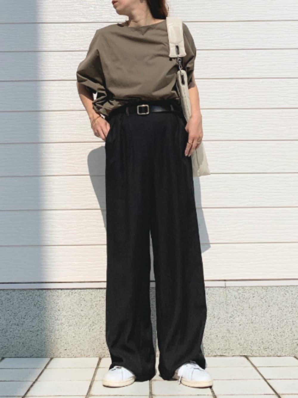 ブラック系のその他パンツ、ホワイト系のスニーカー、グリーン系のTシャツ/カットソーを着用したレディースの夏コーディネートの2枚目の写真