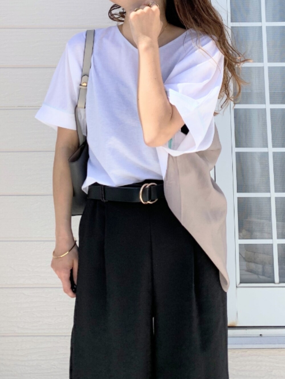 ブラック系のその他パンツ、グレー系のトートバッグ、ホワイト系のTシャツ/カットソーを着用したレディースの春コーディネートの4枚目の写真