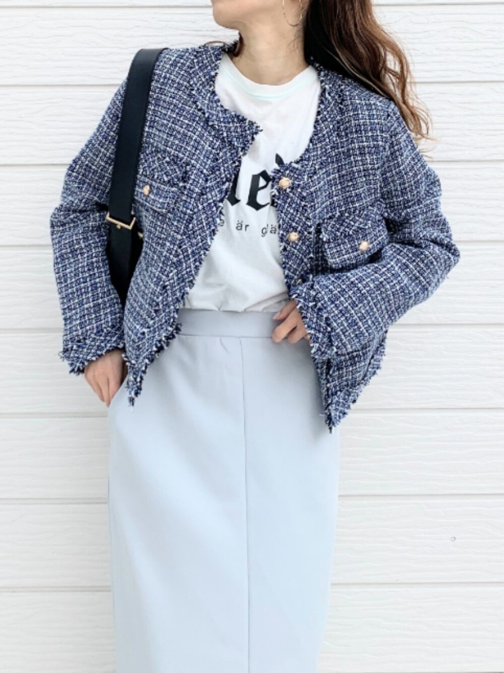 シルバー系のスニーカー、ホワイト系のTシャツ/カットソー、グリーン系のスカートを着用したレディースの冬コーディネートの4枚目の写真