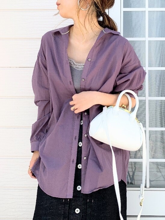 パープル系のシャツ/ブラウス、ホワイト系のショルダーバッグ、ブラック系のデニムスカートを着用したレディースの春コーディネートの3枚目の写真