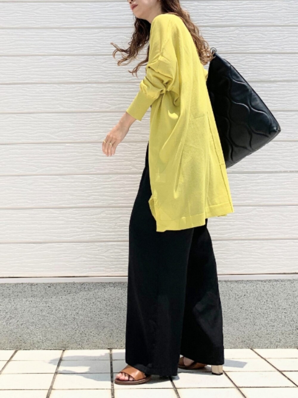 ブラック系のその他パンツ、ブラウン系のサンダル、ベージュ系のタンクトップを着用したレディースの夏コーディネートの3枚目の写真