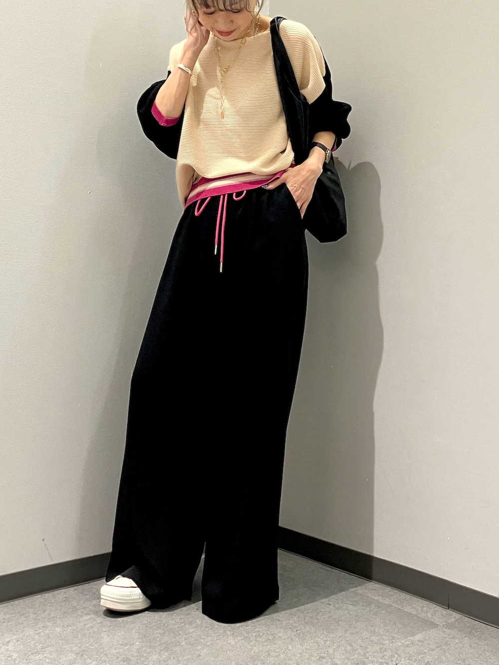 ブラック系のその他パンツ、ブラック系のニット/セーターを着用したレディースの秋コーディネートの3枚目の写真