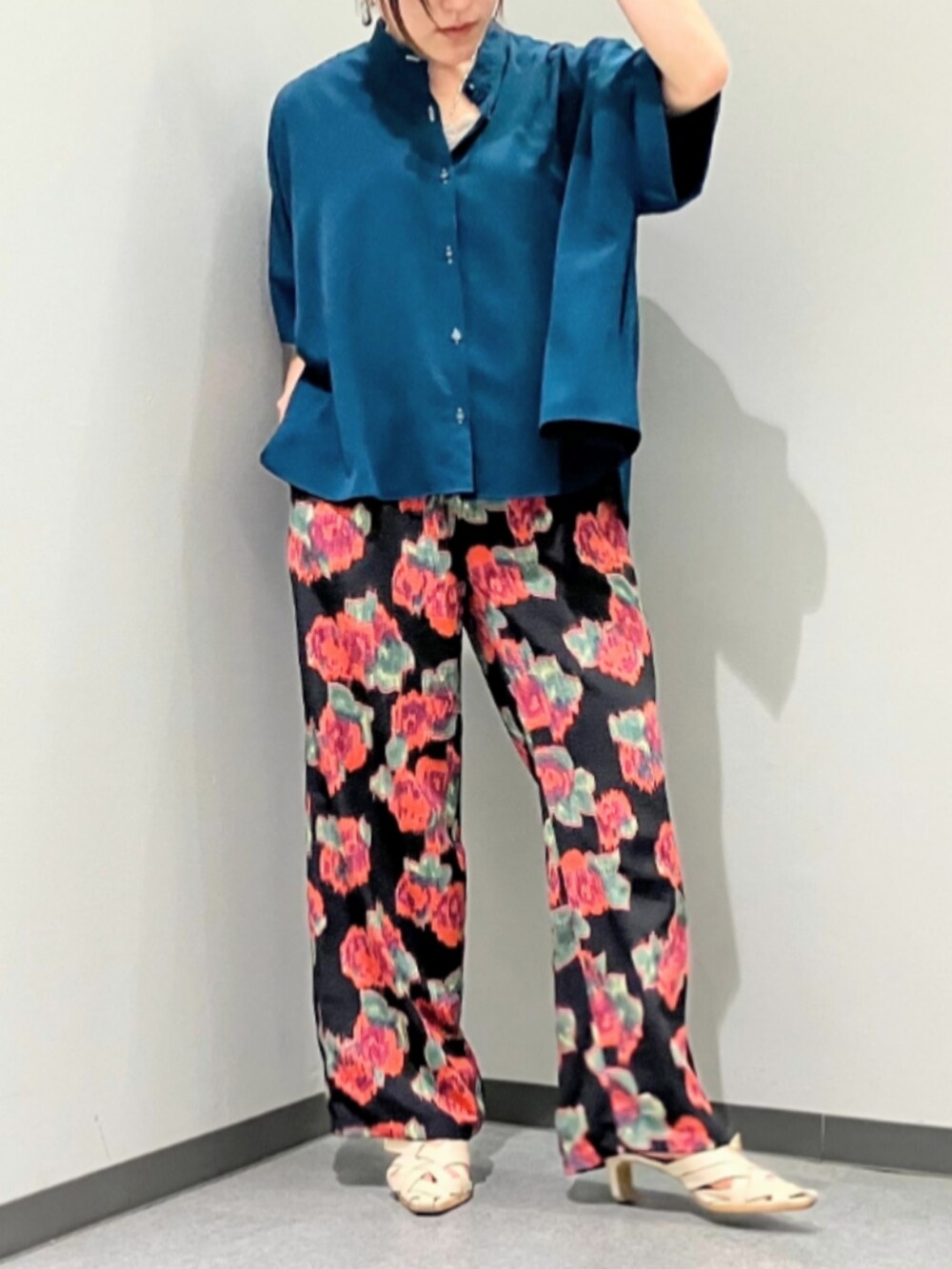 ブラック系のその他パンツ、グリーン系のシャツ/ブラウスを着用したレディースの春コーディネートの3枚目の写真