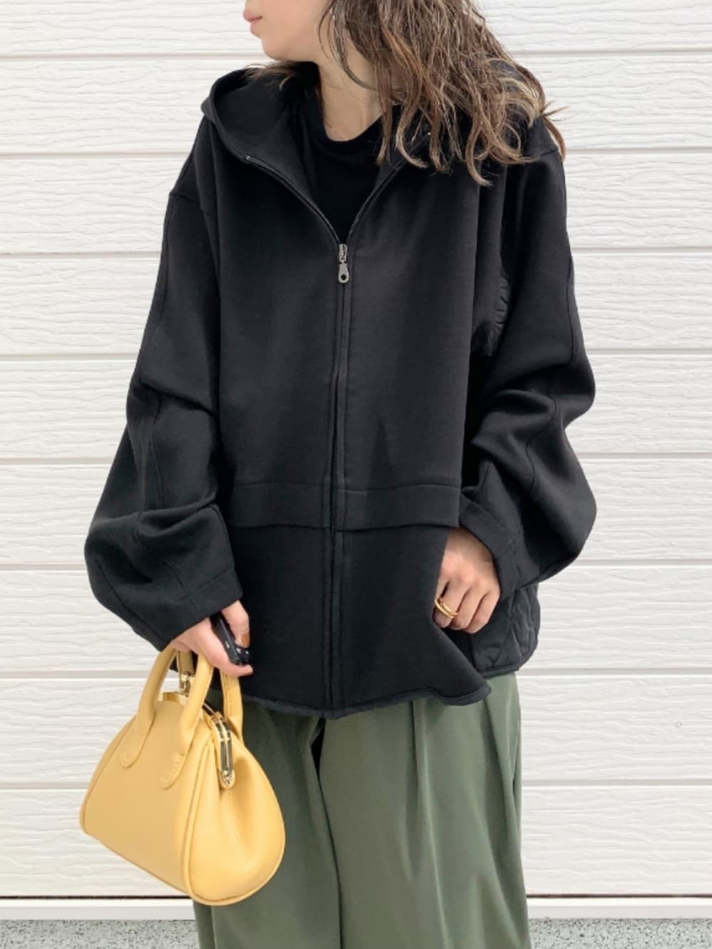 グリーン系のその他パンツ、ブラウン系のブーツ、イエロー系のショルダーバッグを着用したレディースの秋コーディネートの5枚目の写真