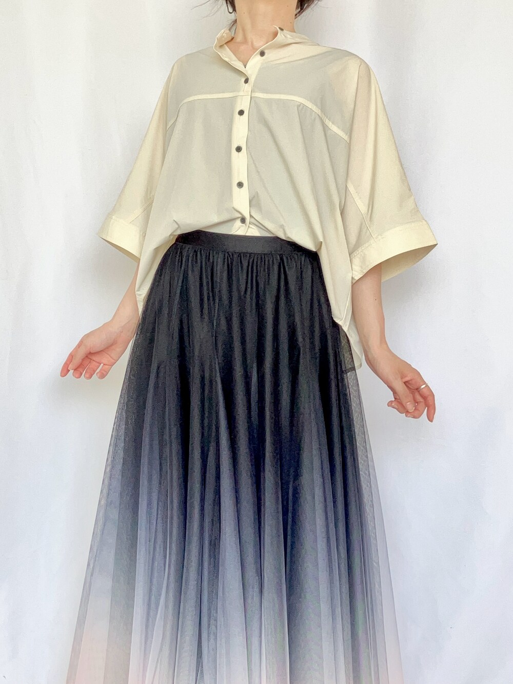 ホワイト系のシャツ/ブラウス、グレー系のサンダル、ブラック系のスカートを着用したレディースの夏コーディネートの5枚目の写真