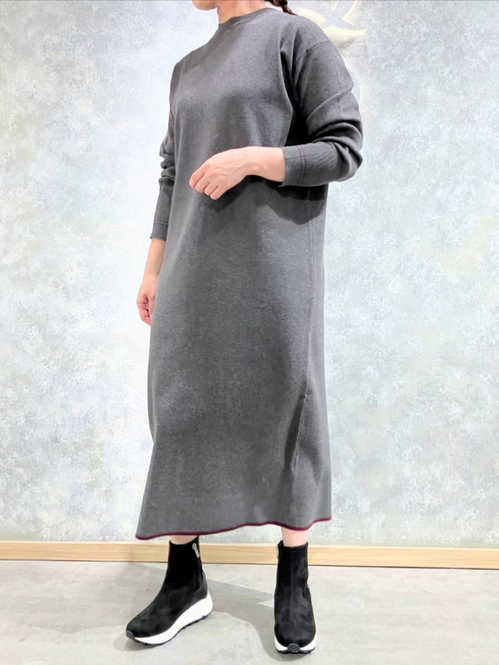 ブラック系のブーツ、ベージュ系のハンドバッグ、ブラック系のシャツ/ブラウスを着用したレディースの秋コーディネートの3枚目の写真