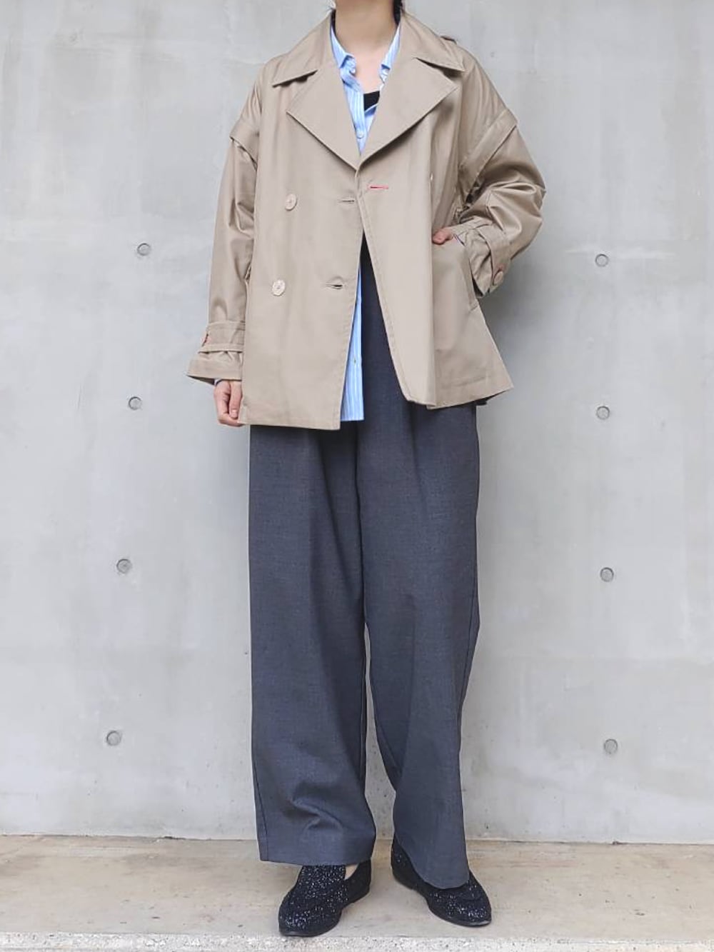 ブルー系のシャツ/ブラウス、グレー系のスラックス、ブラック系のローファーを着用したレディースの冬コーディネートの2枚目の写真