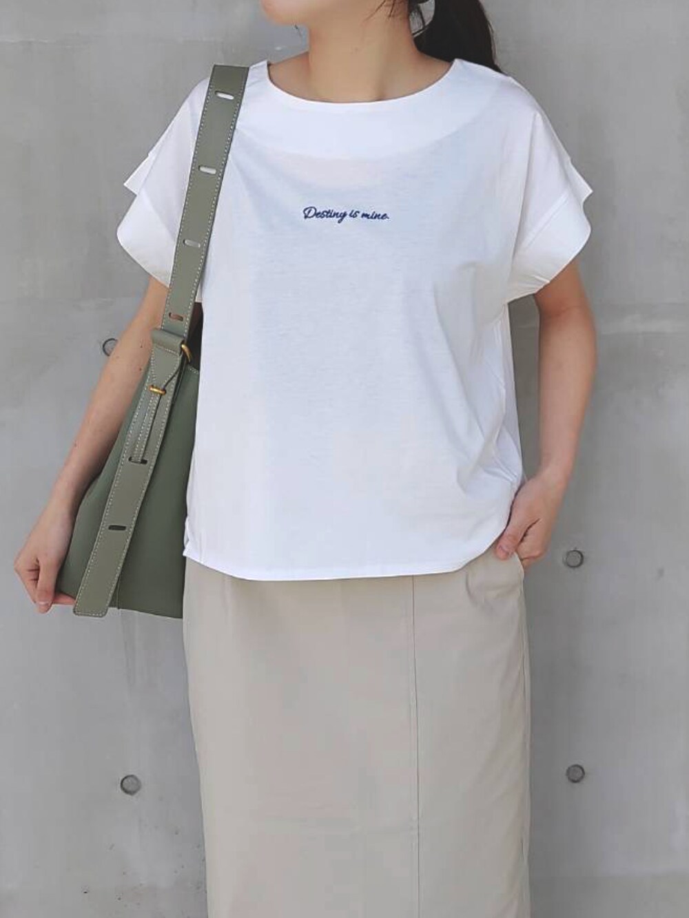 ホワイト系のTシャツ/カットソー、イエロー系のカーディガン/ボレロ、ベージュ系のスカートを着用したレディースの春コーディネートの4枚目の写真